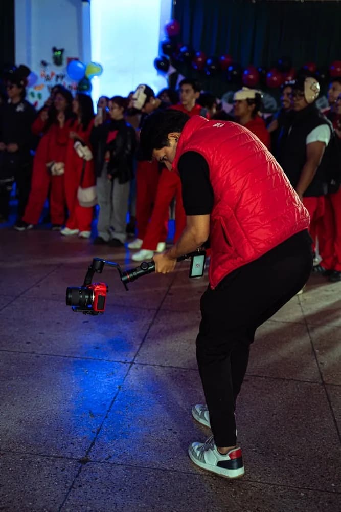 Operador de cámara grabando con estabilizador durante un evento