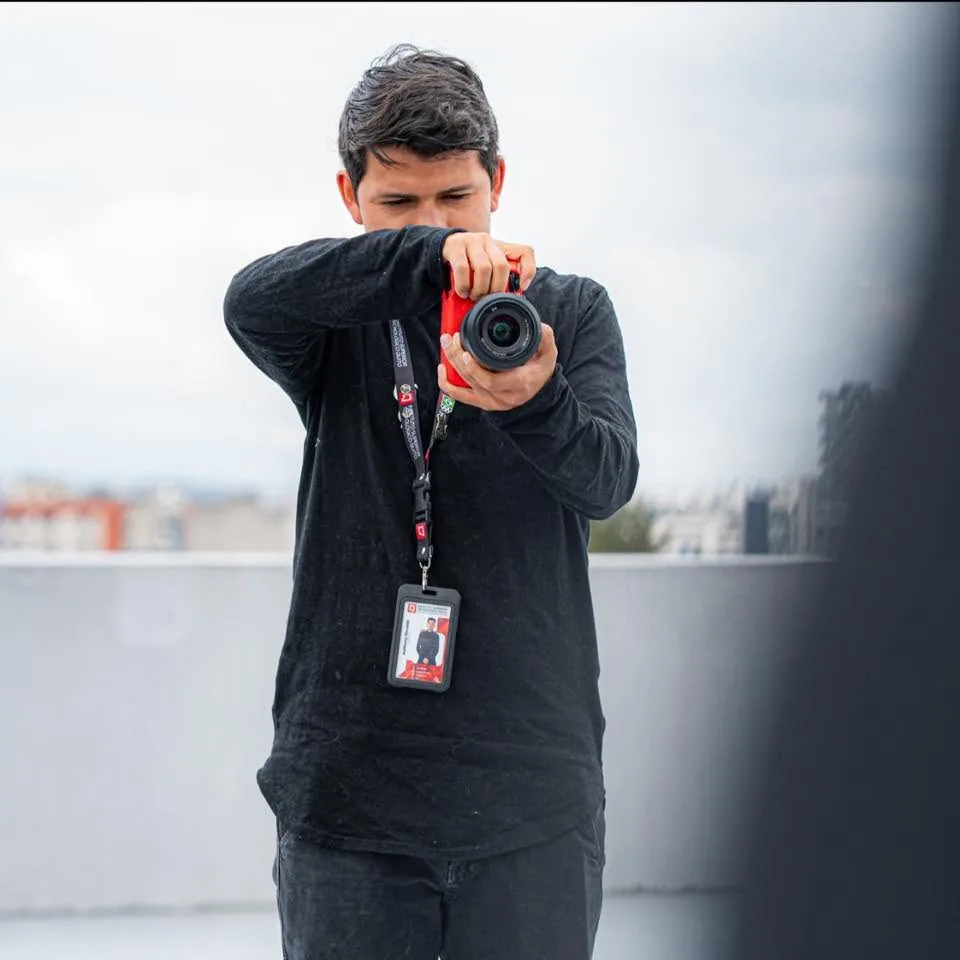 Fotógrafo del estudio trabajando en exteriores