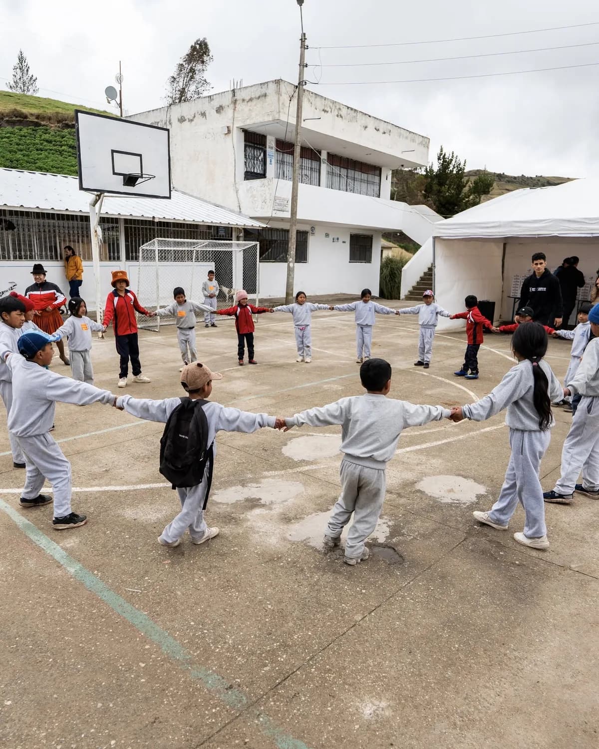 Niños de la comunidad en una dinámica grupal durante el taller