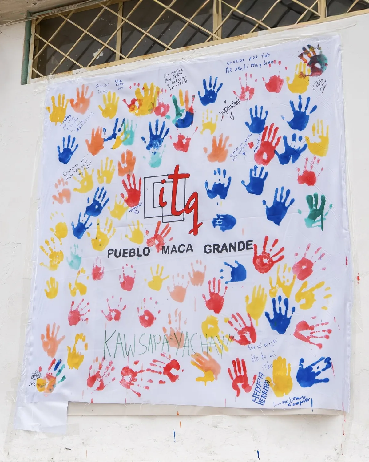 Mural de manos pintadas firmado por los participantes del taller