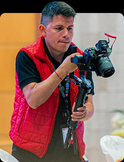Anthony Recalde, de 085 Studio, grabando durante un acto institucional